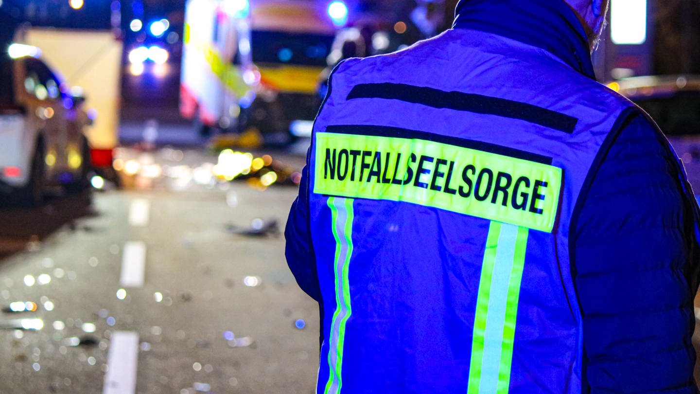 Nach einem tödlichen Verkersunfall in der Mombacher Straße in Mainz kümmern sich Notfallseelsorger. Auf dem Bild ist die Straße noch gesperrt. (Foto: BYC-News)