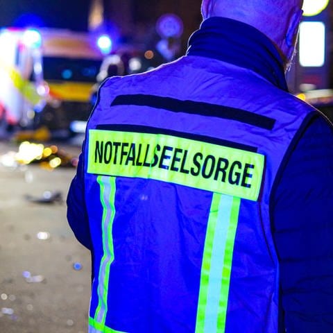 Nach einem tödlichen Verkersunfall in der Mombacher Straße in Mainz kümmern sich Notfallseelsorger. Auf dem Bild ist die Straße noch gesperrt.  (Foto: BYC-News)