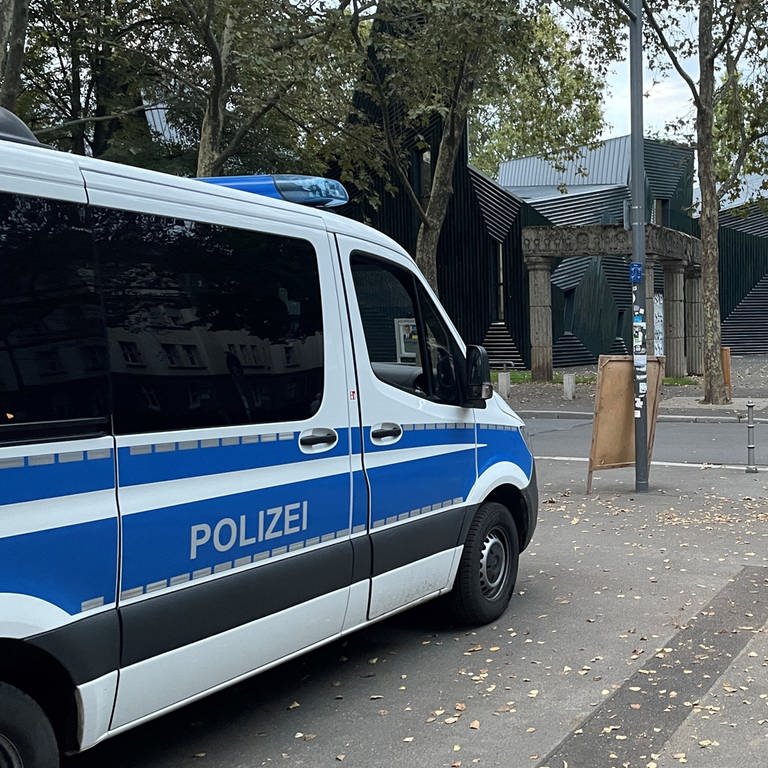 Die Mainzer Synagoge und im Vordergrund ein Polizei-Mannschaftswagen (Foto: SWR)