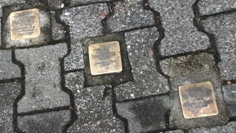 Unbekannte haben drei Stolpersteine in Mainz Ebersheim am 85. Jahrestag der Pogromnacht geschändet. (Foto: Poensgen)