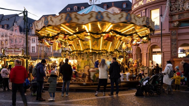 Auf dem Weihnachtsmarkt in Mainz wird in diesem Jahr Musik klingen - auch wenn die Gema mehr Geld will. (Foto: picture-alliance / Reportdienste, Picture Alliance)