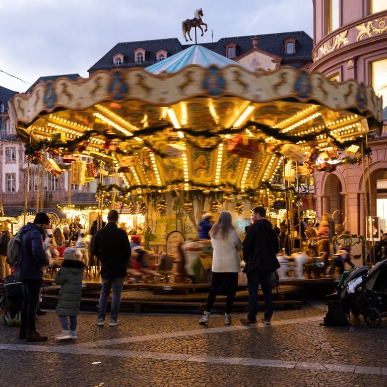 Auf dem Weihnachtsmarkt in Mainz wird in diesem Jahr Musik klingen - auch wenn die Gema mehr Geld will.