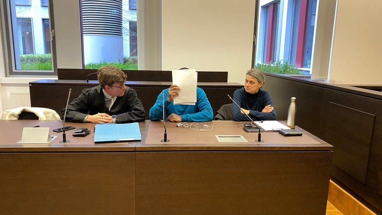 Im Prozess um den Mord in einem Asylbewerberheim in Wiesbaden haben Anklage und Verteidigung die Plädoyers gehalten. 