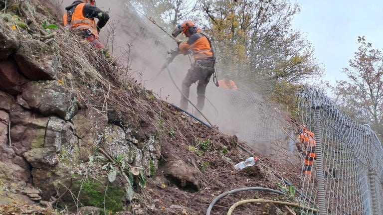 Nach dem Erdrutsch an der Bahnstrecke in Schloßböckelheim sichern Bauarbeiter den Hang. (Foto: Deutsche Bahn AG)