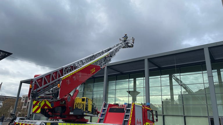 Die Feuerwehr holt die Aktivisten vom Dach der Rheingoldhalle herunter