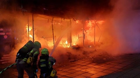 Die Wormser Feuerwehr löscht einen Brand am Obermarkt. Ein Handyladen ist komplett ausgebrannt