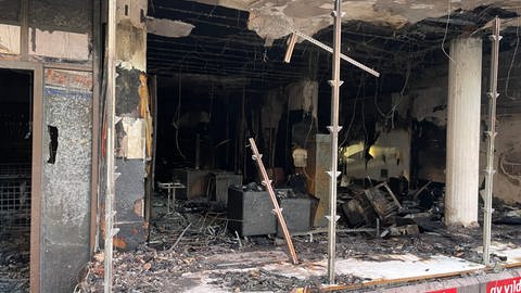 Am Tag nach dem Brand in der Wormser Innenstadt ist die Zerstörung in dem Handyladen am Obermarkt sichtbar