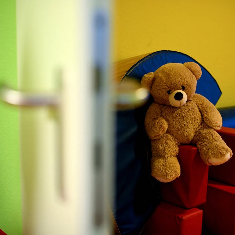 Ein Stoffteddy sitzt im Kinderbereich eines Frauenhauses. 