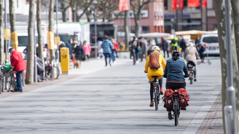 Fußgänger und Radfahrer in der Innenstadt von Mainz