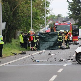 In Ginsheims-Gustavsburg hat es zwei schwere Unfälle gegeben: Erst geriet eine Fahrradfahrerin unter einen Lkw und wurde schwer verletzt. Auf dem Weg zur Unfallstelle kollidierte ein Polizeiwagen mit einem Rollerfahrer. Dieser starb noch an der Unfallstelle.  (Foto: byc-news.de)