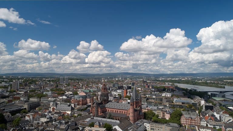 Die Luftaufnahme zeigt die Innenstadt von Mainz mit dem Dom. Die Luftqualität hat sich in den letzten Jahren deutlich verbessert. Das hat das Umweltamt dem SWR bestätigt. (Foto: IMAGO, Thomas Frey)