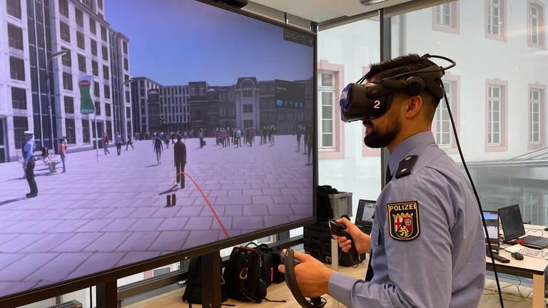 Polizist mit VR-Brille im virtuellem Einsatz