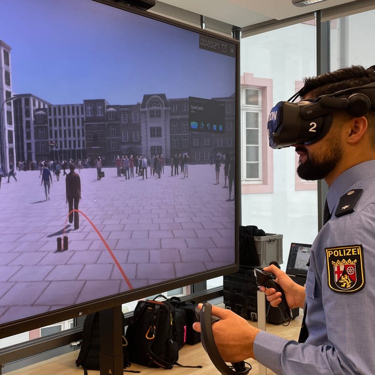 Polizist mit VR-Brille im virtuellem Einsatz (Foto: SWR)