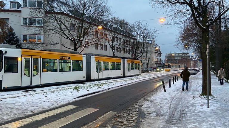 Eine entgleiste Straßenbahn hat am Morgen in Mainz zu Behinderungen geführt.