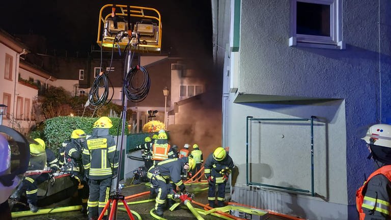 Einsatzkräfte löschen einen Brand in einer Tiefgarage in Geisenheim (Rheingau-Taunus-Kreis)