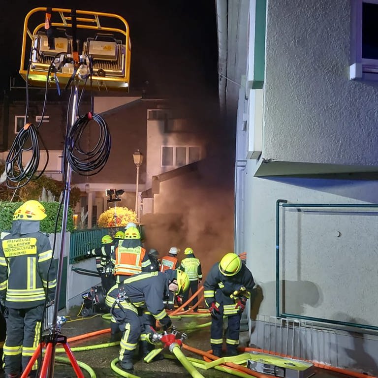 Einsatzkräfte löschen einen Brand in einer Tiefgarage in Geisenheim (Rheingau-Taunus-Kreis) (Foto:  Rheingau-Taunus-Kreis)