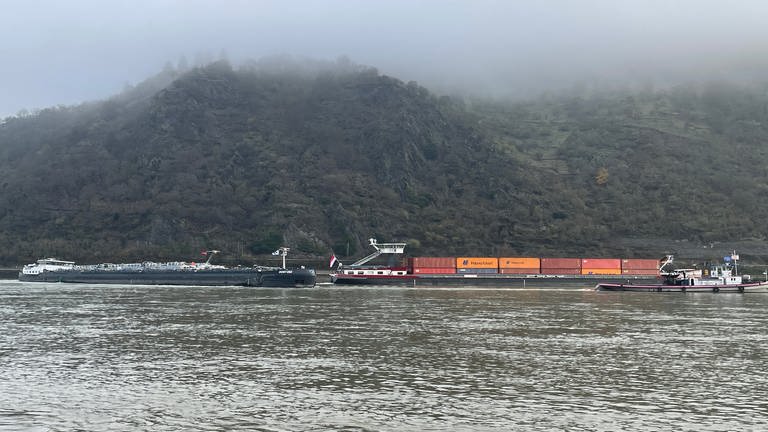 Die Ladung des havarierten Tankers im Rhein bei Bacharach wurde in ein dahinter liegendes Schiff umgepumpt. (Foto: SWR)