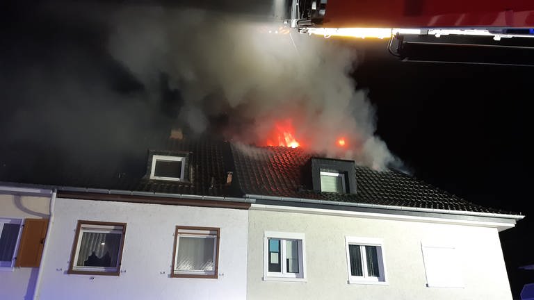 Flammen schlagen aus dem Dach eines Reihenhauses in Bad Kreuznach.