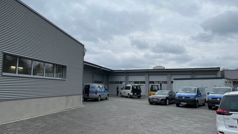 In der DRK-Halle im Alzeyer Industriegebiet bringt der Kreis Alzey-Worms bis zu 100 Flüchtlinge unter.