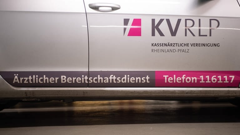 Auf einem Auto des Ärztlichen Bereitschaftdienstes in Rheinland-Pfalz steht die Telefonnummer 116117. (Foto: picture-alliance / Reportdienste, picture alliance/dpa | Sebastian Gollnow)