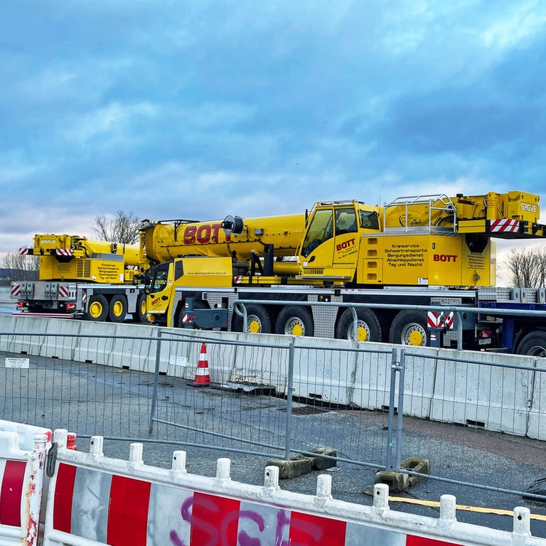 Nach einem Unfall mit einem Lastwagen auf der Schiersteiner Brücke zwischen Wiesbaden und Mainz wurden zwei Kräne bestellt. Sie sollen den Lastwagen aufrichten, damit er abgeschleppt werden kann. Der lkw war am morgen in Höhe der Abfahrt Mainz-Mombach umgekippt. (Foto: SWR, S. Fischer)