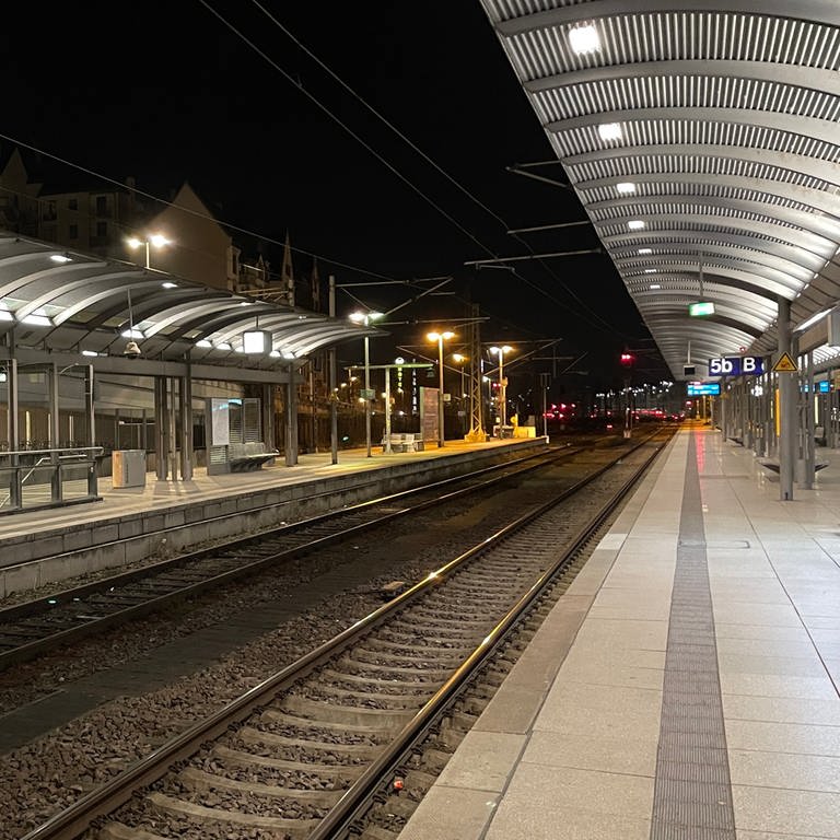 Am Mainzer Hauptbahnhof ist es am Mittwochmorgen wegen des Bahnstreiks menschenleer. 