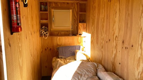 So sieht das Bett im Mini-Holzhaus aus.