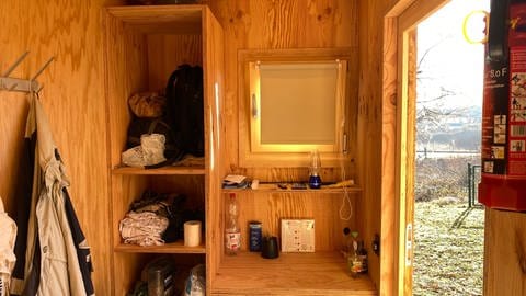 In dem Mini-Holzhaus ist Platz für ein Regal, in dem die Obdachlosen ihre Sachen unterbringen können.