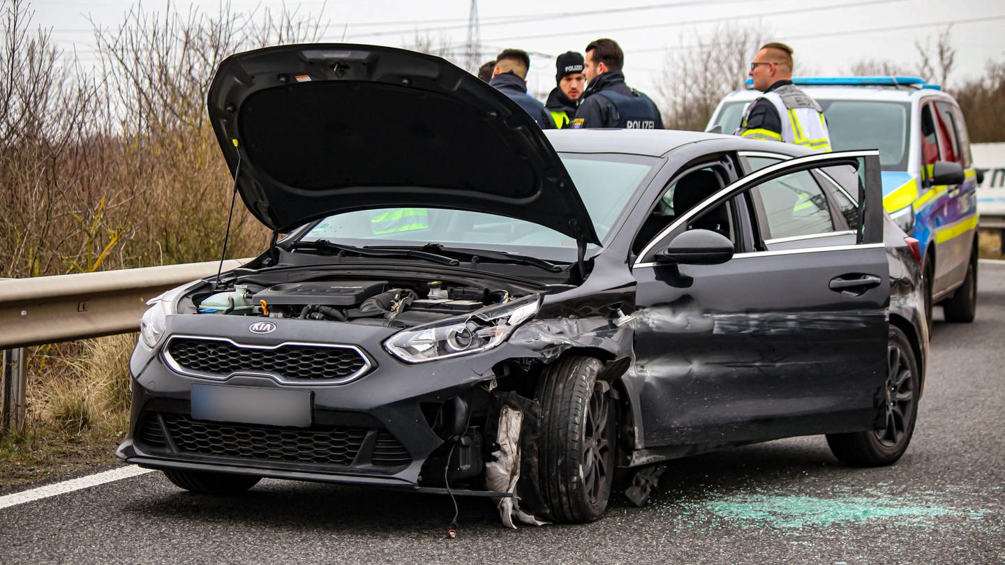 Eine stark beschädigtes Auto steht in der Autobahnabfahrt Hechtsheim-West. Dahinter stehen Polizisten. (Foto: BYC-News)