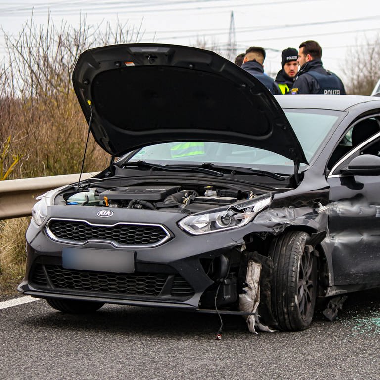 Eine stark beschädigtes Auto steht in der Autobahnabfahrt Hechtsheim-West. Dahinter stehen Polizisten. (Foto: BYC-News)