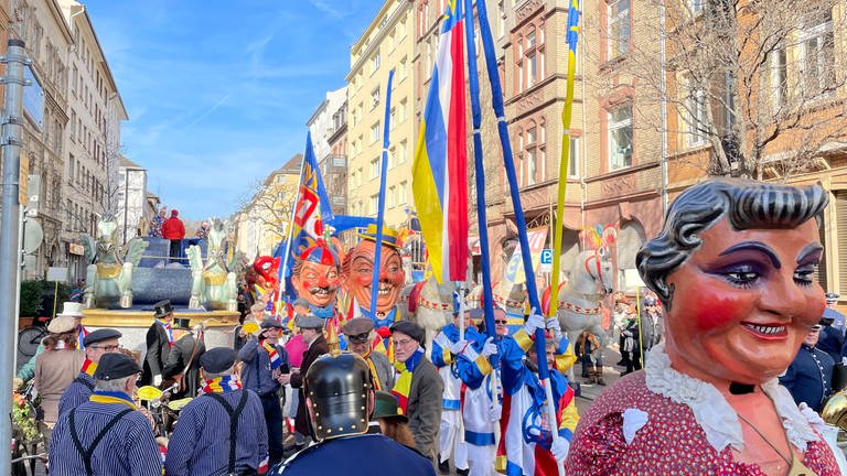 Der Rosenmontagszug in Mainz: Finanzausschuss der Stadt berät über Geld für Mainzer Straßenfastnacht