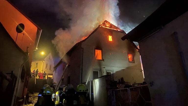 Bei einem Wohnhausbrand in Windesheim ist eine Frau gestorben. (Foto: Benjamin Hilger/FFW)