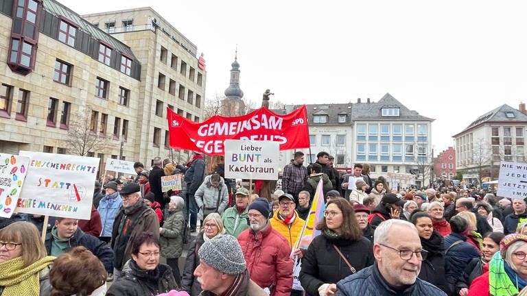 Bis zu 1.000 Menschen demonstrieren auf dem Kornmarkt in Bad Kreuznach gegen Rechtsextremismus. 