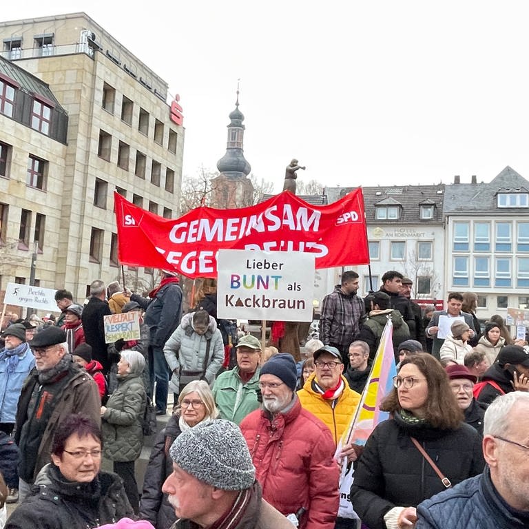 Bis zu 1.000 Menschen demonstrieren auf dem Kornmarkt in Bad Kreuznach gegen Rechtsextremismus.  (Foto: SWR, Vanessa Siemers )