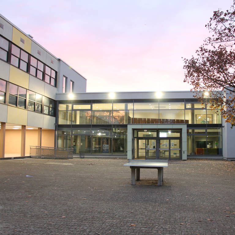 Ein 15-jähriger Schüler hat in der IGS in Mainz-Hechtsheim eine Waffe herumgezeigt und damit einen Polizeieinsatz ausgelöst.