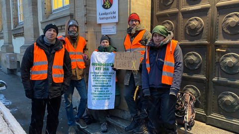 Einige Klimaaktivisten halten eine Mahnwache vor dem Landgericht Mainz während des Prozesses gegen Raúl Semmler ab.  