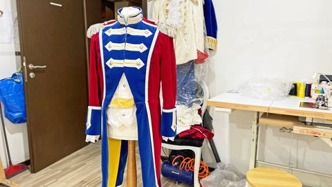In Selzen wird auch die Offiziers-Uniform der Mainzer Prinzengarde genäht.  (Foto: SWR, D. Diener)