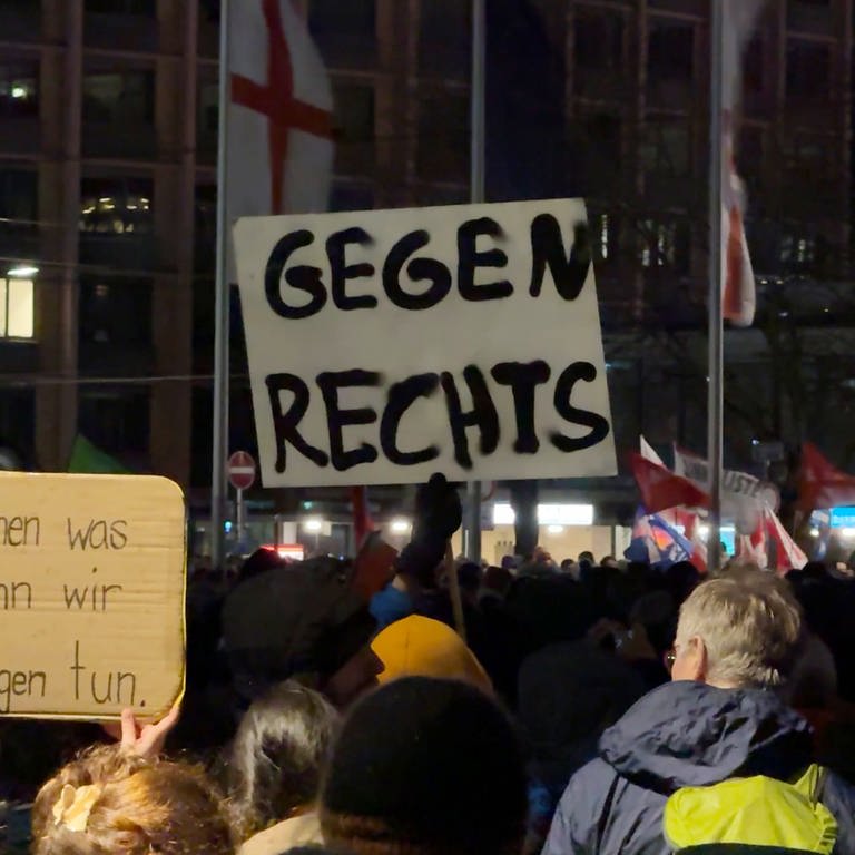 Wie hier in Mainz gehen jetzt auch Menschen in Nierstein gegen Rechtsextremismus auf die Straße. (Foto: dpa Bildfunk, picture alliance/dpa | Valentin Gensch)