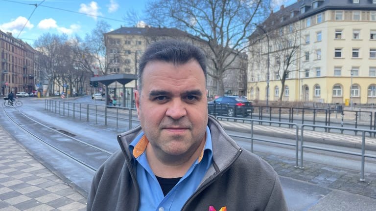 Akin Turbay ist Busfahrer in Mainz. Er beteiligt sich am bundesweiten Streik.