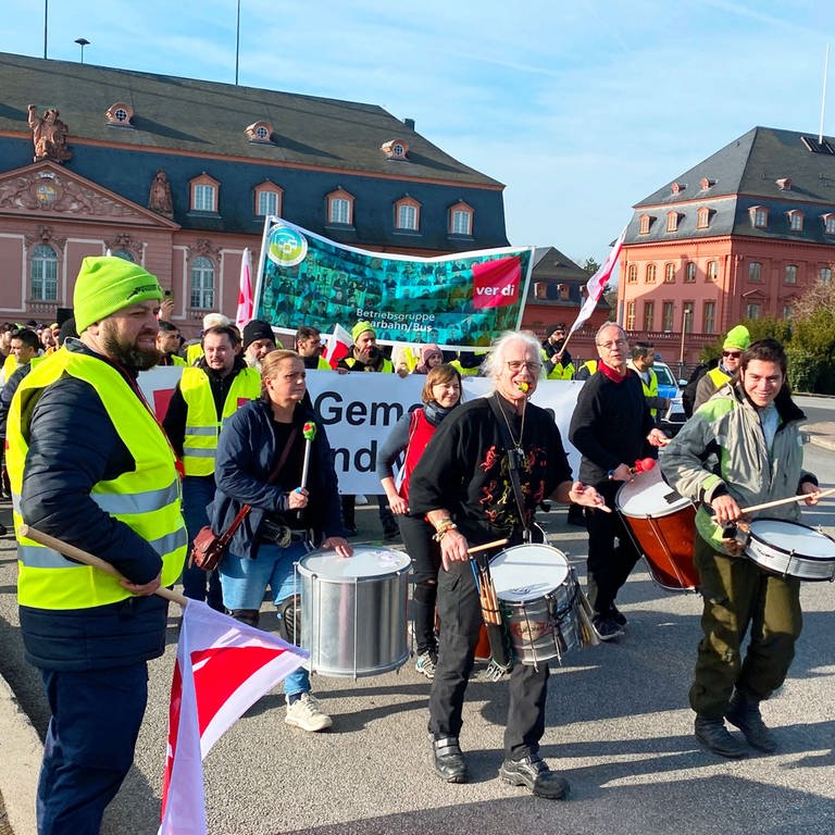 Auf der Theodor-Heuss-Brücke zwischen Mainz udn Wiesbaden demonstrierten am Freitag mehrere tausend Busfahrerinnen und Busfahrer.  (Foto: SWR, R. Amri)