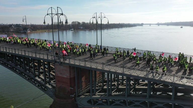 Streikende des ÖPNV auf der Theodor-Heuss-Brücke in Mainz.