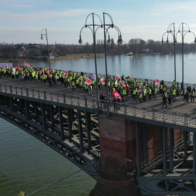 Streikende des ÖPNV auf der Theodor-Heuss-Brücke in Mainz.