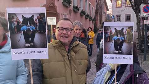 Mehr als 1.000 Menschen waren gekommen, um in Nierstein Flagge gegen Rechtradikalismus zu zeigen - und das mit durchaus kreativen Schildern.  (Foto: SWR, Andreas Neubrech)