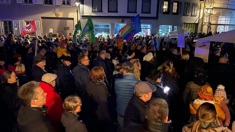 Mehr als 1.000 Menschen kamen in Nierstein zur Demonstration gegen Rechtsextremismus. 