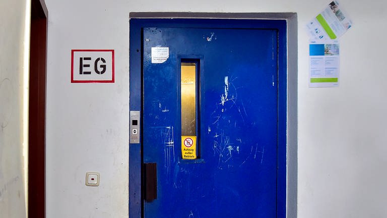 In einem Mietshaus ist der Aufzug kaputt und kann deshlab von den Mietern nicht genutzt werden.  (Foto: IMAGO,  Funke Foto Services (Symbolbild))