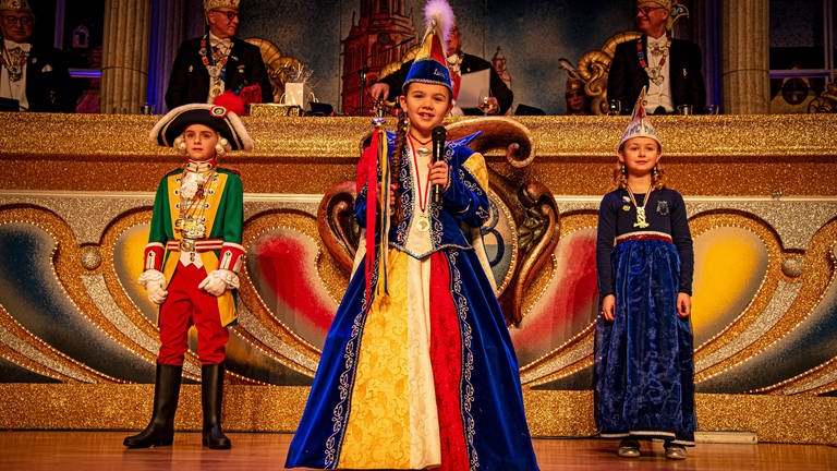 Luise Bott in ihrem Prinzessinnenkleid auf der Bühne: Die Achtjährige ist die erste Kinderprinzessin in der Mainzer Fastnacht