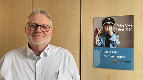 Thomas Busam ist als Polizist bei der Mainzer Polizei für Prävention zuständig. Dabei geht es um Einbruchschutz, Cybermobbing und Amokschutz an Schulen