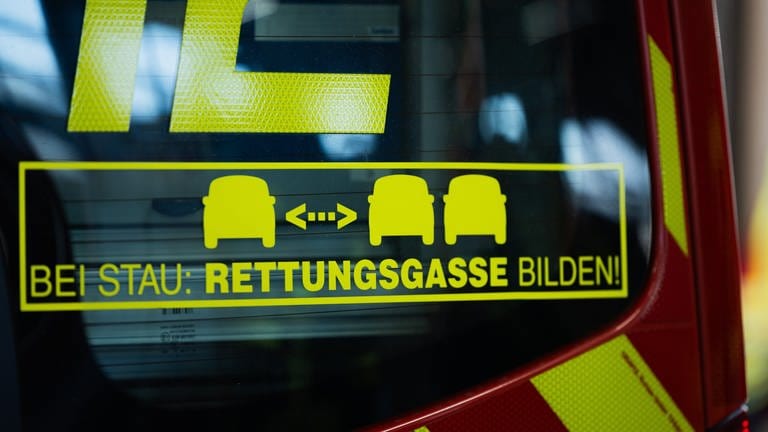 Bei Stau Rettungsgasse steht auf einem Rettungswagen  (Foto: dpa Bildfunk, R.Vennenbernd)