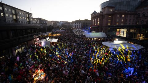 Hunderte Menschen feiern nach dem Rosenmontagsumzug auf dem Gutenbergplatz in Mainz. (Foto: dpa Bildfunk, Sebastian Gollnow)
