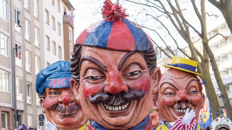 Die Schwellköpp des Mainzer Carneval-Vereins (MCV) gehen auf dem Umzug mit. Mit dem traditionellen Rosenmontagsumzug erreicht die Mainzer Fastnacht ihren Höhepunkt.  (Foto: dpa Bildfunk, Andreas Arnold)